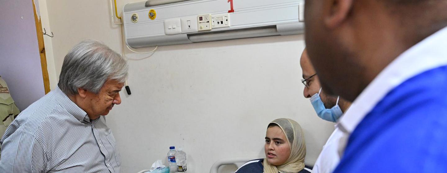 الأمين العام للأمم المتحدة أنطونيو غوتيريش يقابل مريضة فلسطينية في مستشفى العريش العام في مصر. (23 مارس 2024)