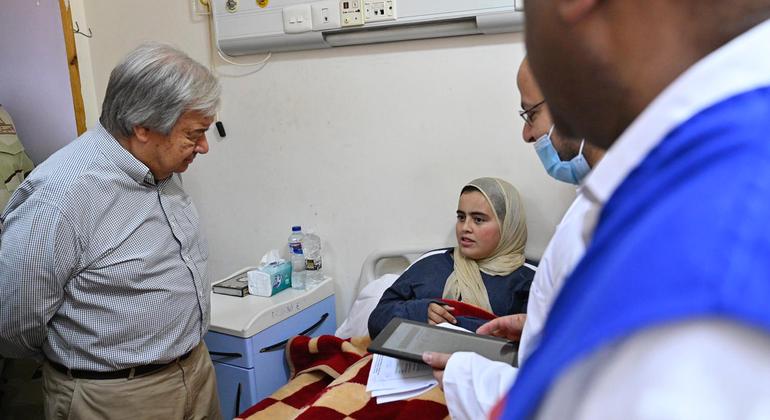O secretário-geral da ONU, António Guterres (à esquerda), encontra uma paciente palestina em um hospital em El Arish, no Egito