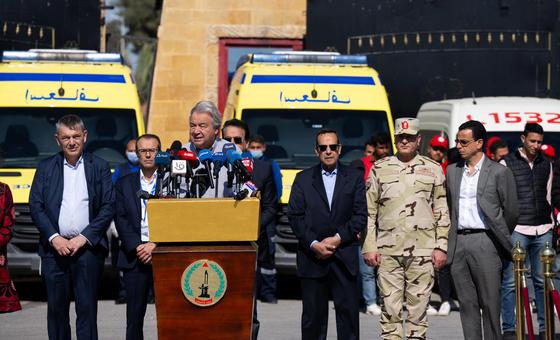 Генеральный секретарь ООН Антониу Гутерриш обращается к представителям СМИ на КПП Рафах между Египтом и сектором Газа.