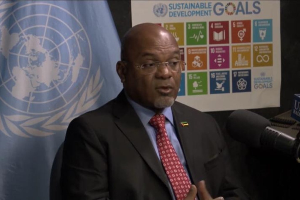 O secretário-geral da ONU discursa em um pódio durante uma coletiva de imprensa em Nova York.
