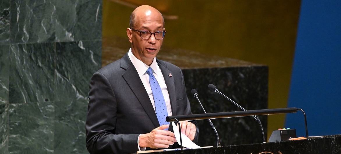 美国常驻副代表罗伯特·伍德在联合国大会全体会议上就否决权的使用发表讲话。