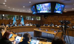 El Presidente brasileño Luiz Inácio Lula da Silva (en la pantalla) se dirige a los líderes mundiales en una reunión virtual sobre acción climática.
