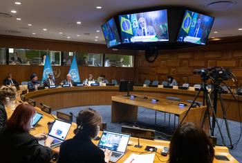 El Presidente brasileño Luiz Inácio Lula da Silva (en la pantalla) se dirige a los líderes mundiales en una reunión virtual sobre acción climática.