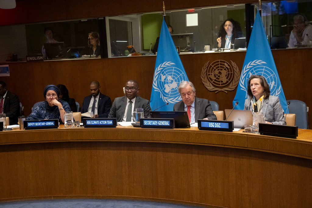 Le Secrétaire général de l'ONU, António Guterres (second, en partant de la droite), lors d'un sommet virtuel avec les dirigeants mondiaux sur le changement climatique.