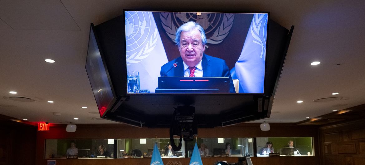Генсек ООН Антониу Гутерриш обращается к участникам виртуальной встречи. 