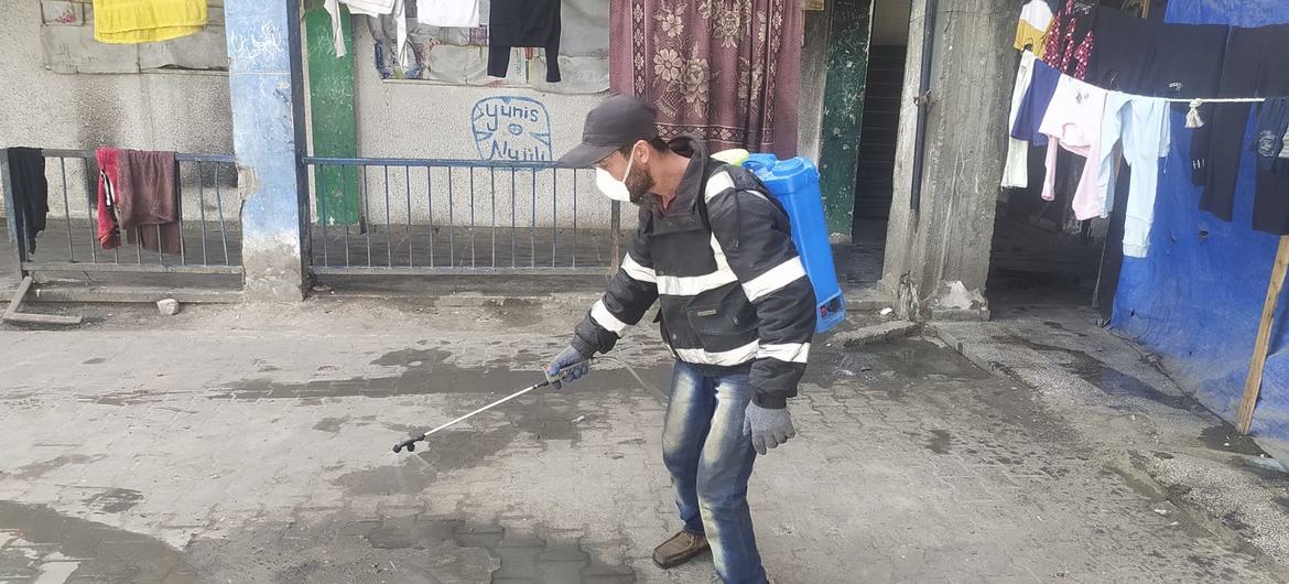 امدادی ادارے انروا کا ایک کارکن غزہ کی گلیوں میں جراثیم کش ادویات کا چھڑکاؤ کر رہا ہے۔