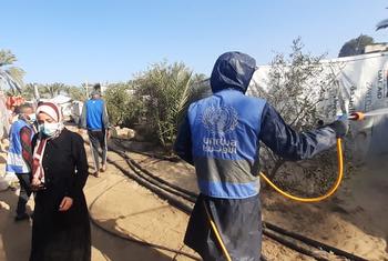 Un trabajador de UNRWA limpia refugios en Gaza.