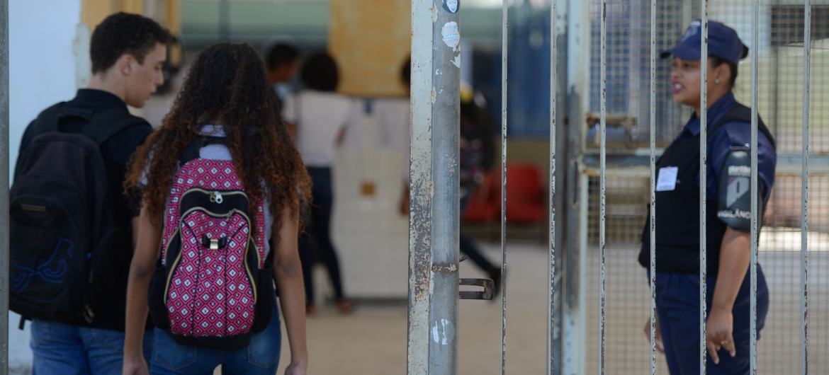 Pesquisa mostrou que, no Brasil, por exemplo, adultos que conseguem o crédito da casa própria têm quase um terço a mais de chance de ter mais filhos que outros sem o recurso Pesquisa mostrou que, no Brasil, por exemplo, adultos que conseguem o crédito da casa própria têm quase um terço a mais de chance de ter mais filhos que outros sem o recurso