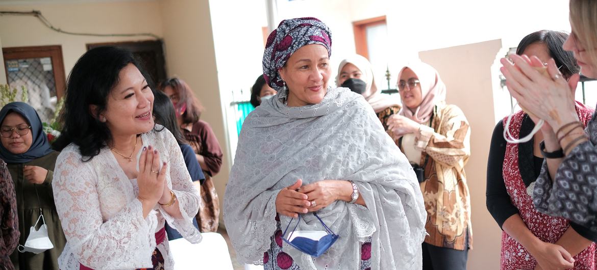 La Vice-Secrétaire générale de l'ONU, Amina Mohammed, a rencontré des conseillers de Yahasan Pulih, une organisation de la société civile de Jakarta, en Indonésie, qui travaille avec des victimes et survivantes de violences basées sur le genre, lors d'un…