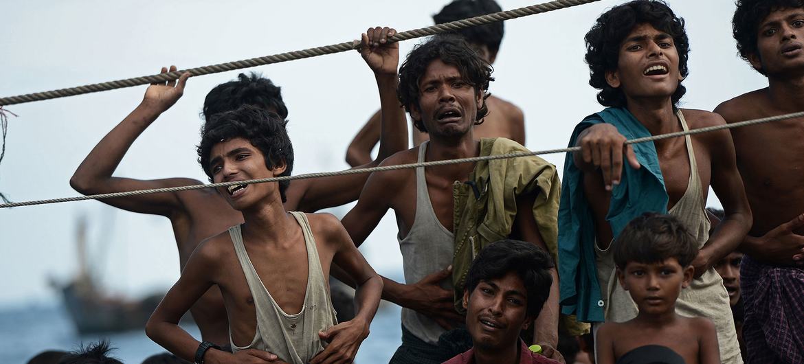 من الأرشيف: أشخاص من الروهينجا تقطعت بهم السبل على متن قارب ينجرف في المياه التايلاندية قبالة جزيرة كوه ليبي الجنوبية في بحر أندامان.