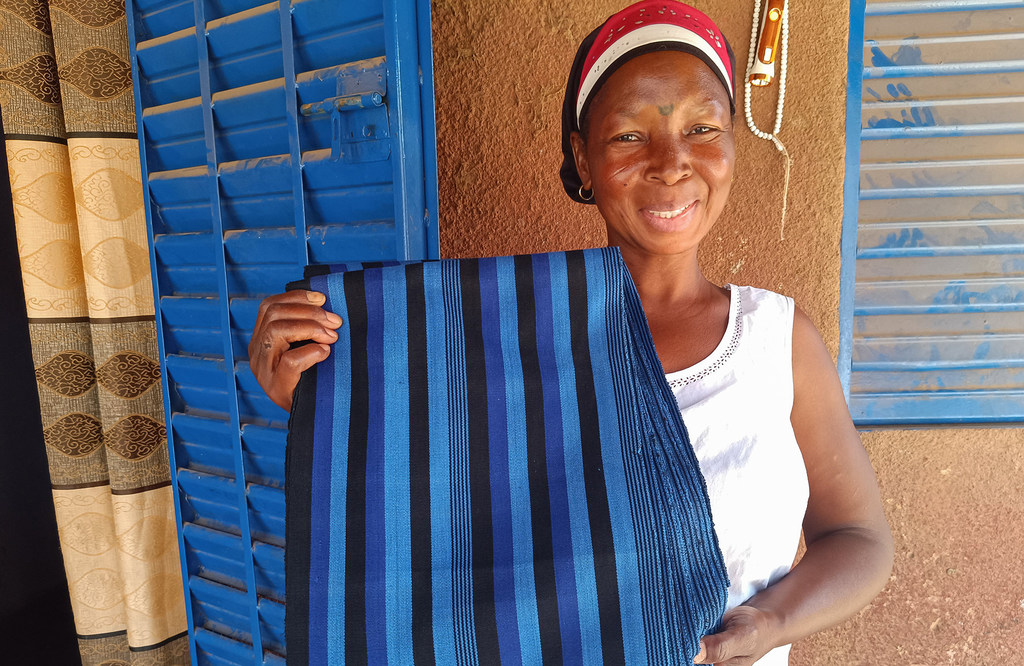 Noelie Nikiema, mère de cinq enfants, a créé ce textile après avoir suivi un cours de formation soutenu par l'UNFPA. 