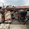 На фото: ремонт временного жилья, поврежденного циклоном «Мокка», в лагере вынужденных переселенцев в Мьянме.