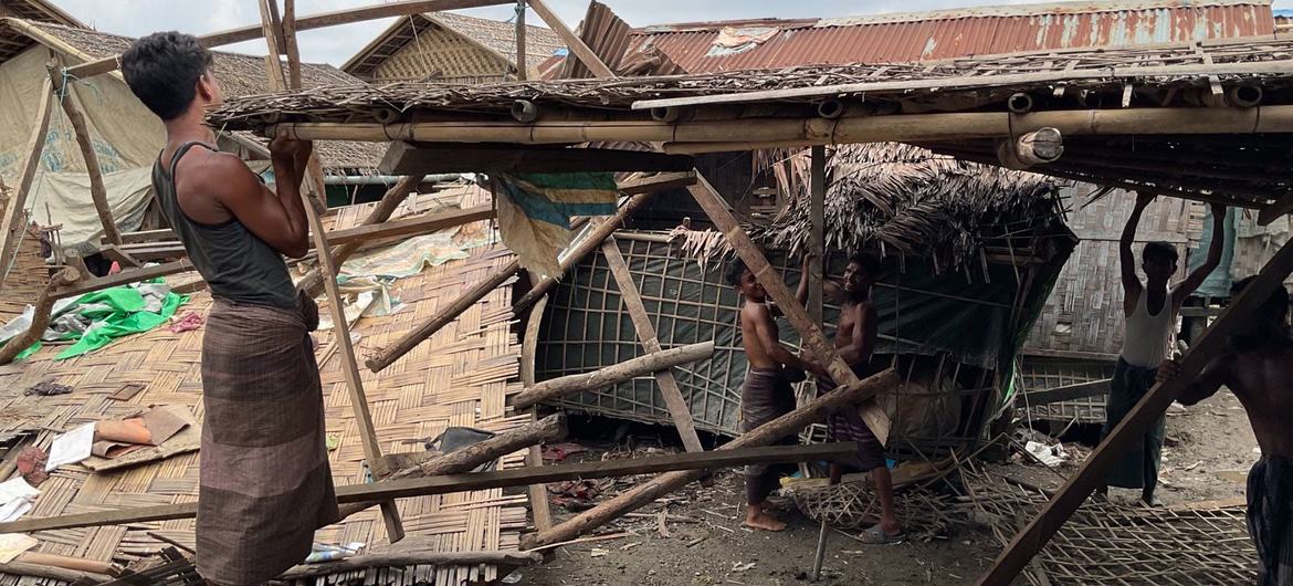 在缅甸若开邦的一处境内流离失所者营地，人们正在修复被气旋“摩卡”损坏的临时住所。