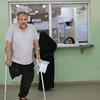 لاجئ فلسطيني في لبنان يتلقى دعما صحيا في مركز مدعوم من الأونروا.