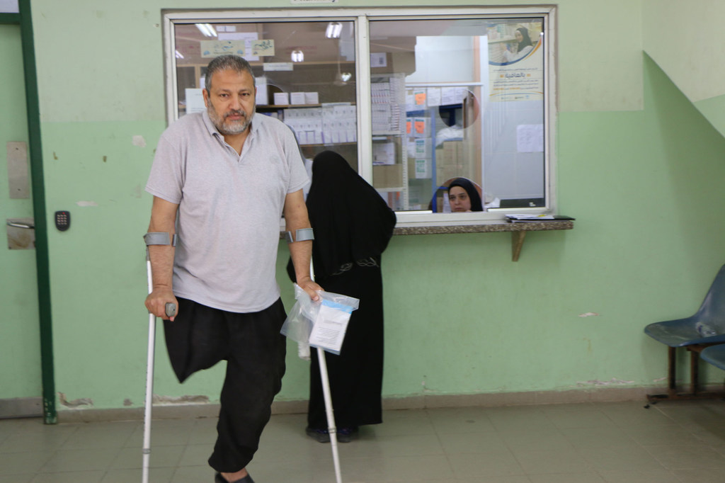 Палестинский беженец из Ливана получает помощь в медицинском центре БАПОР. 