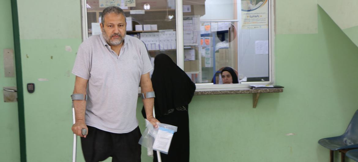 A Palestine refugee from Lebanon receives medical care at an UNRWA-supported health centre. 