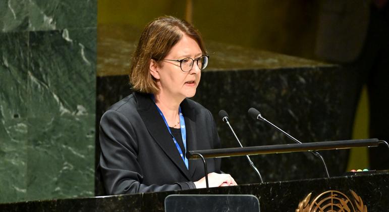 Ambassador Antje Leendertse of Germany introducing the draft resolution at the General Assembly.