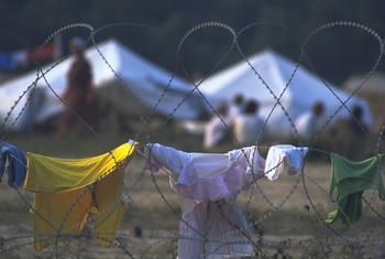 En 1995, fils de fer barbelés autour d'un camp accueillant quelque 25 000 personnes déplacées de Srebrenica. La clôture était là pour empêcher les gens de se promener dans les champs environnants qui auraient pu être minés.