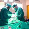 O Dr. Kindi Diallo e uma equipe médica realizam uma cirurgia no centro cirúrgico do Hospital Regional de Labe, na Guiné.