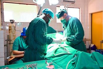 Centro cirúrgico do Hospital Regional Labé, na Guinéa, uma equipe realiza uma cirurgia em uma mulher com fístula obstétrica