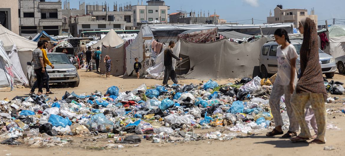 Palestinos deslocados estão vivendo entre pilhas de lixo na área de Al Mawasi, no oeste de Khan Younis.