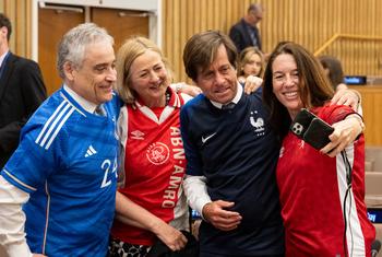 عدد من سفراء الدول لدى الأمم المتحدة يشاركون في الاحتفال باليوم العالمي لكرة القدم في مقر المنظمة في نيويورك.