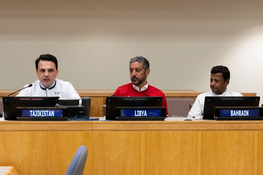 (من اليمين) سفراء البحرين وليبيا وطاجيكستان لدى الأمم المتحدة أثناء الاحتفال باليوم العالمي لكرة القدم.