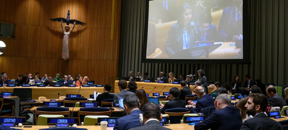 Des délégués discutent des préparatifs de la conférence de haut niveau de juin au siège de l’ONU à New York.