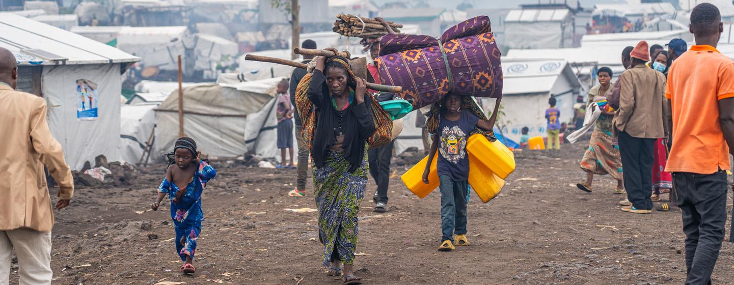 Les familles déplacées du camp de Bulengo, à la périphérie de Goma, sont confrontées à un avenir sombre et incertain, les autorités du M23 leur ayant ordonné de démanteler leurs abris de fortune.