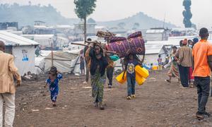 Las familias desplazadas del campamento de Bulengo, en las afueras de Goma, se enfrentan a un futuro incierto y desesperado, ya que las autoridades del M23 les ordenan que desmantelen sus refugios improvisados.