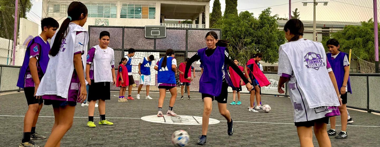 Entrenamiento de fútbol en Cancha Violeta, en San Pedro Xalostoc, Ecatepec, Estado de México, Mayo 2025.