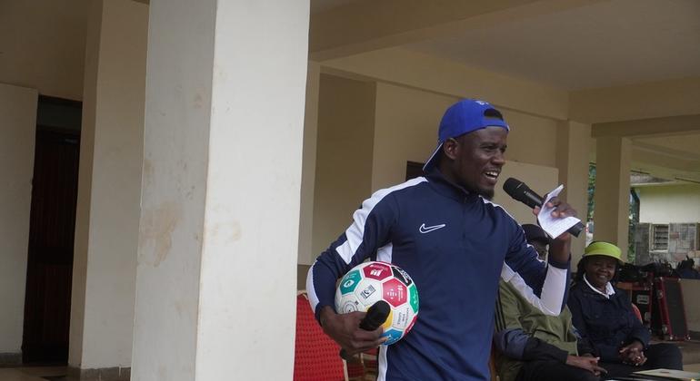 Peter Omondi, Mkurugenzi Mkuu wa shirika la Global Youth Forum linalounganisha vijana Kenya, akiwa na vijana wachezaji wa mpira wa miguu.