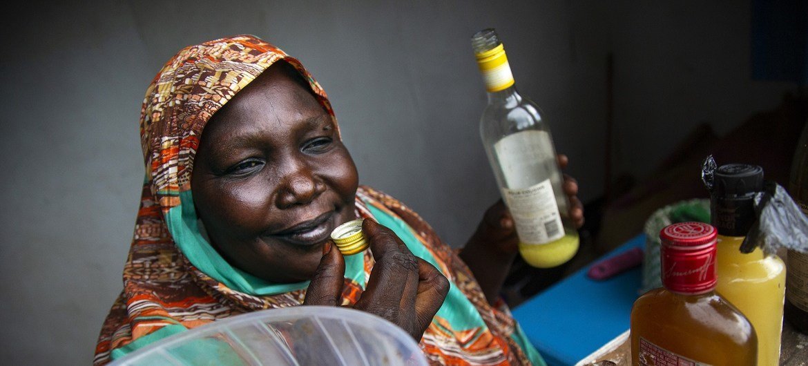 Ester Angello (44 ans), veuve du Soudan du Sud, sent les parfums qu'elle fabrique et vend au Wisdom Center dans la région de Gurei, à Juba