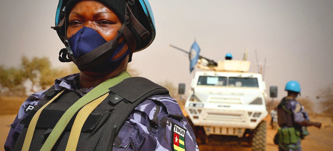 Des Casques bleus de l'ONU en patrouille à Ménaka, dans l'est du Mali, où des groupes terroristes opèrent.