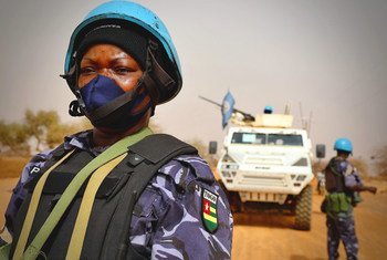 حفظة سلام تابعون للأمم المتحدة يجرون دوريات في إقليم ميناكا في مالي، حيث تنشط مجموعات إرهابية هناك.