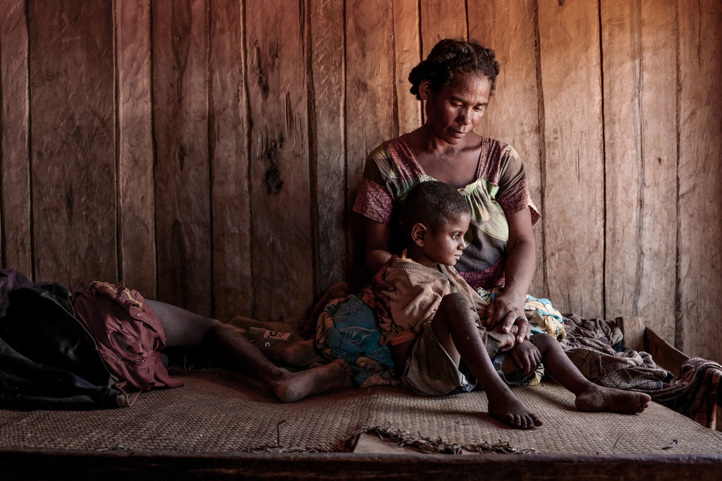 Dans le sud de Madagascar frappé par la sécheresse, des familles défavorisées luttent quotidiennement pour de la nourriture et de l'eau.