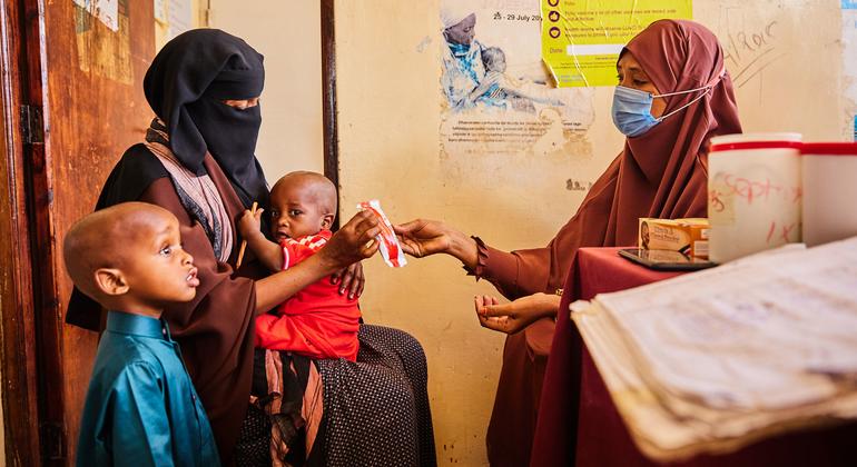يحصل الأطفال على عبوات من الأغذية العلاجية الجاهزة للاستخدام في مركز صحي في مقاطعة غاريسان كينيا.
