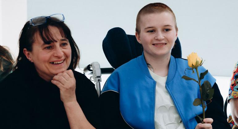 Людмила рядом со своей 13-летней дочерью, которая еще в инвалидном кресле в больнице в Киеве, где девочка восстанавливается после травм, полученных в результате обстрелов 