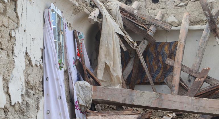 منزل تدمر في ولاية باكتيكا بأفغانستان بعد زلزال بقوة 5.9 درجة. منزل تدمر في ولاية باكتيكا بأفغانستان بعد زلزال بقوة 5.9 درجة.
