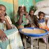 Uma família deslocada que vive num assentamento no distrito de Asgede, em Tigray, recebe assistência alimentar do PMA
