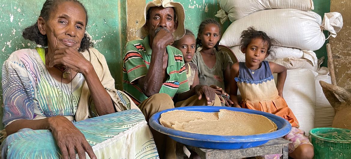 Uma família deslocada que vive num assentamento no distrito de Asgede, em Tigray, recebe assistência alimentar do PMA