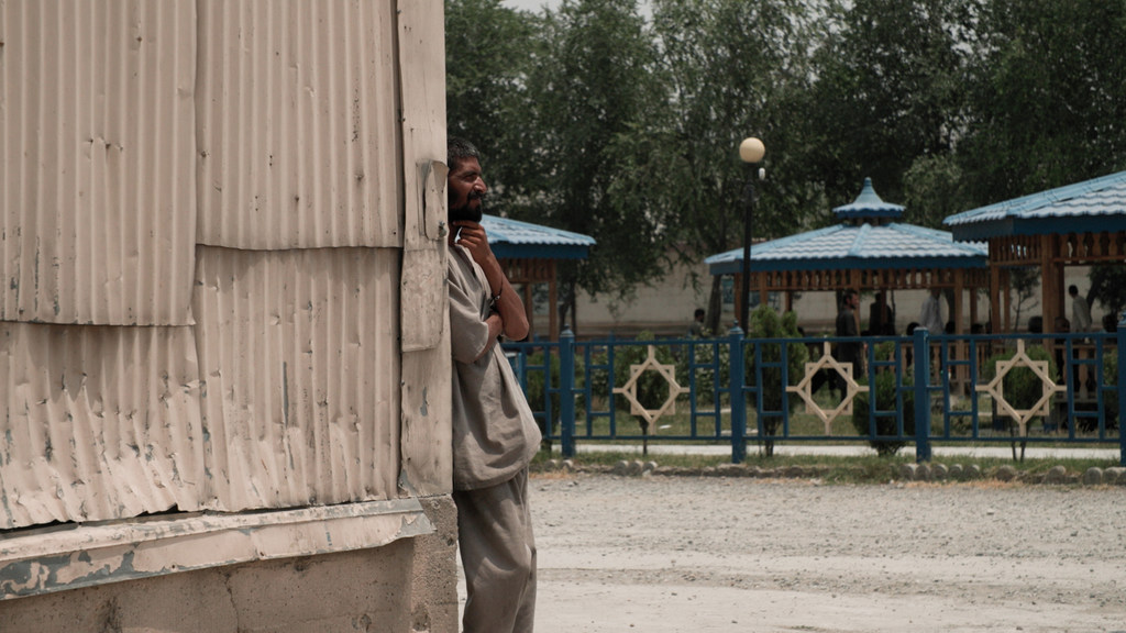 Mwanaume akiwa amejibanza katika kituo cha matibabu ya uraibu wa mihadarati cha Avienna mjini Kabul nchini Afghanistan