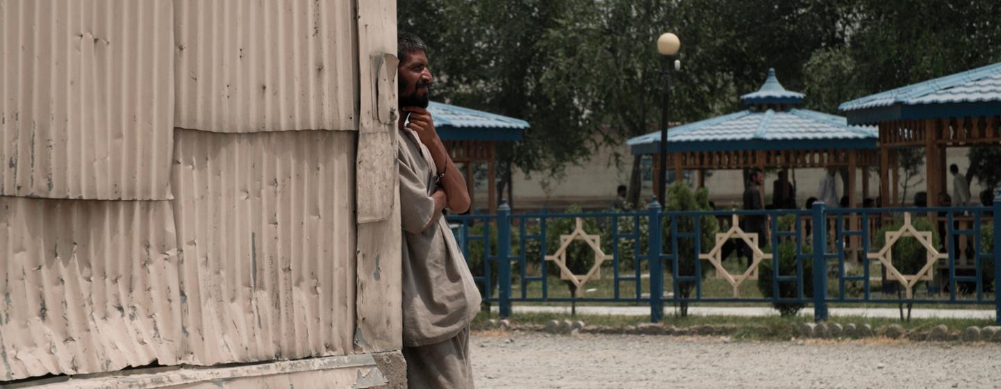Un homme regarde au loin au centre de traitement des toxicomanes Avicenna à Kaboul, en Afghanistan.  