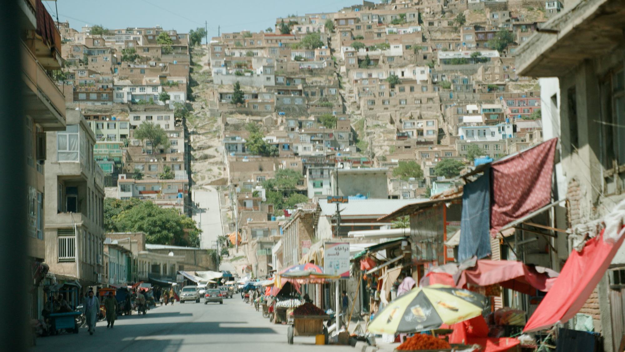 Makazi yaliyojengwa kwa mstari katika ukingo wa mji wa Kabul