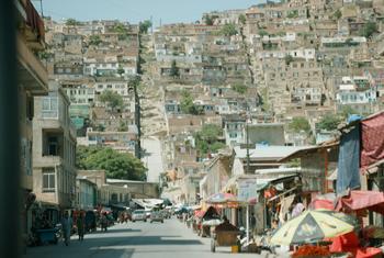 As casas se alinham em uma colina nos limites da cidade de Cabul