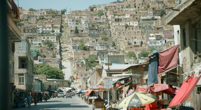 Casas numa colina nos limites da cidade de Cabul.