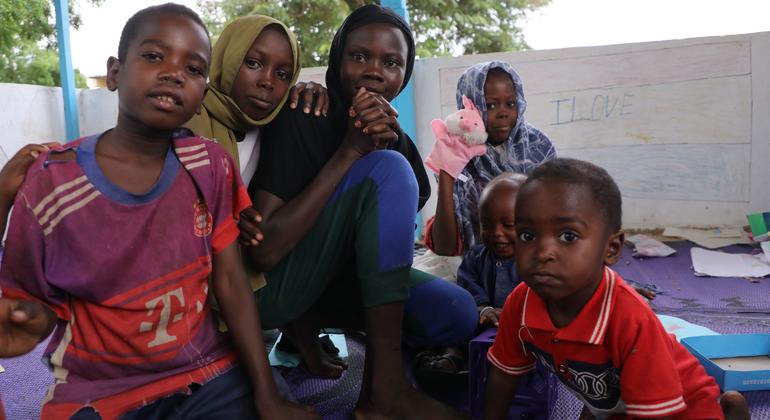 Vários sudaneses tiveram que se deslocar fugindo da violência durante os combates