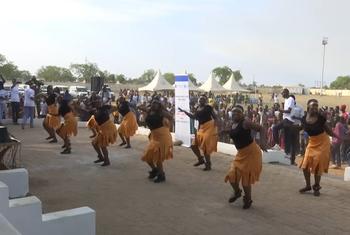 Msanii maarufu wa Sudan Kusini Emmanuel Kembe, ambaye alitumbuiza wakazi Malakal Sudan Kusini kwa nyimbo zenye ujumbe wa amani na mshikamano.