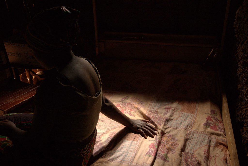 Elisabeth alikuwa msichana mdogo alipobakwa na mwanamume. Elisabeth alikuwa msichana mdogo alipobakwa na mwanamume.