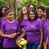 Kathely Rosa, 19 anos (na foto ao centro com a bola) e outras formandas do programa "Uma Vitória Leva à Outra", no Brasil